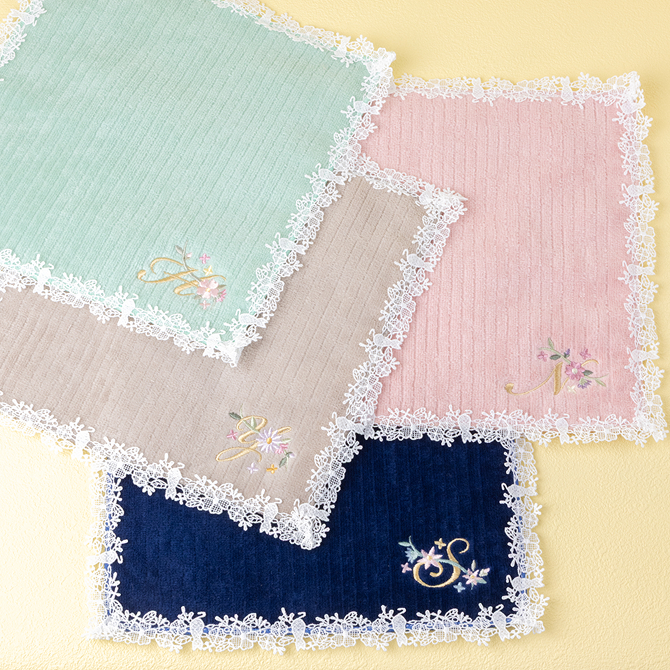 縁取りのレースには隠れ猫