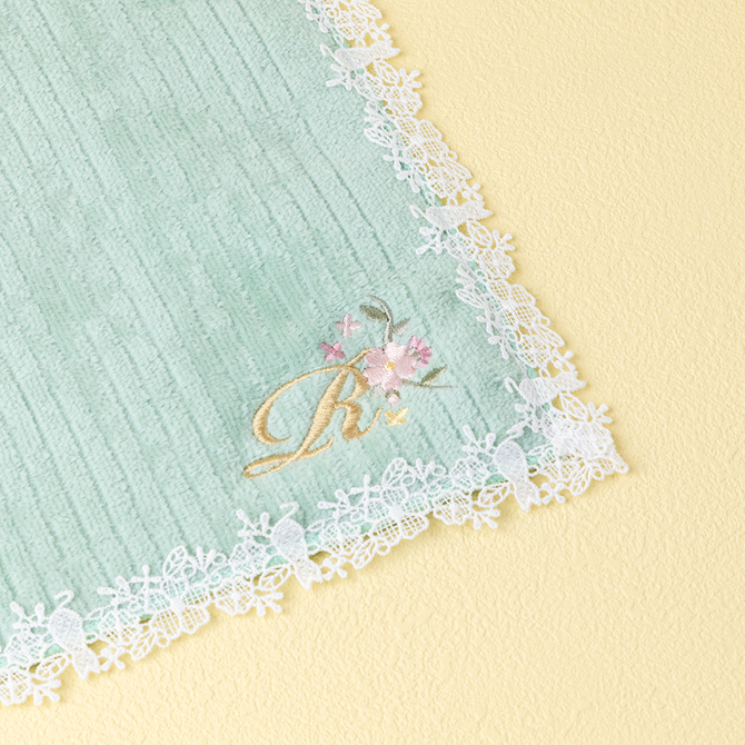 縁取りのレースには隠れ猫