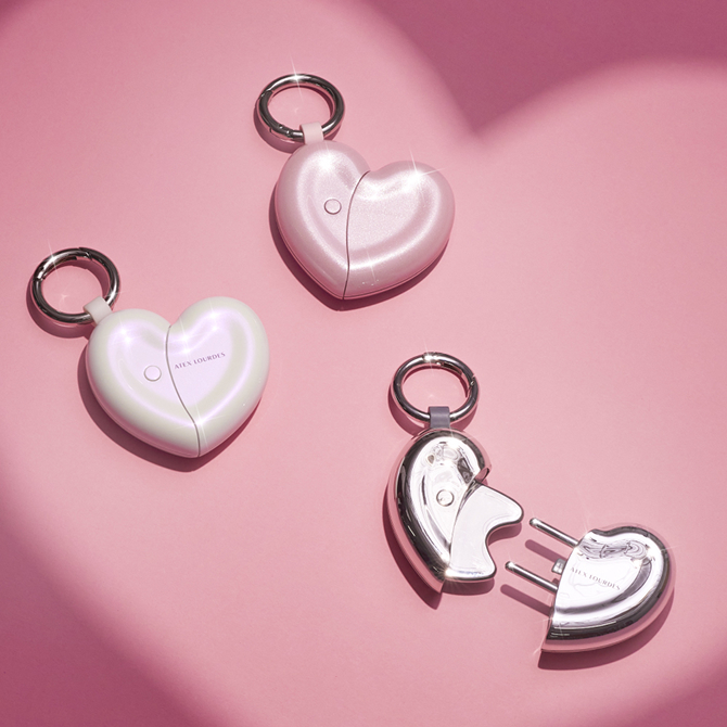 「かっさ」×「Wポインター」のチャーム型美容ツール