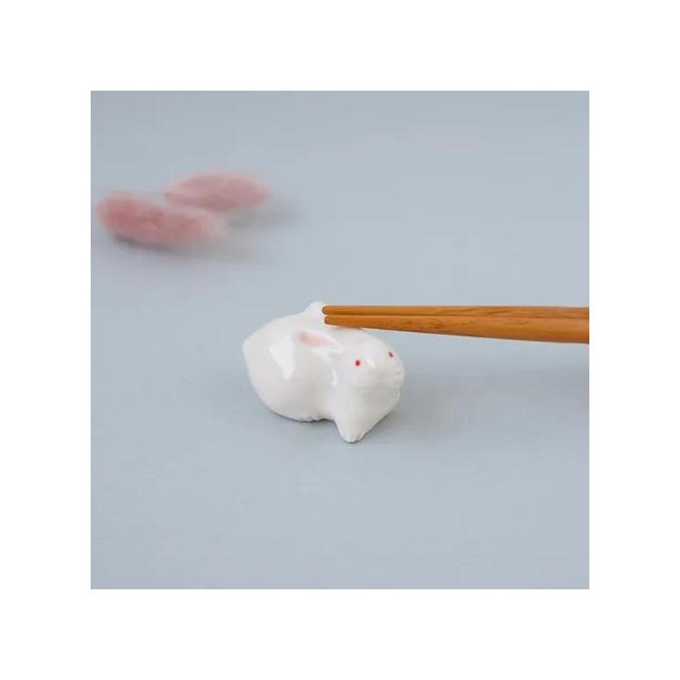 伏せウサギ 目・赤 箸置き