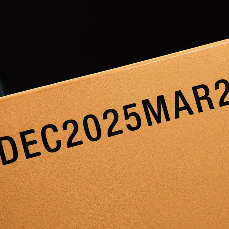 2025年12月始まり手帳 週間バーチカル A5 タイポ オレンジ オレンジ