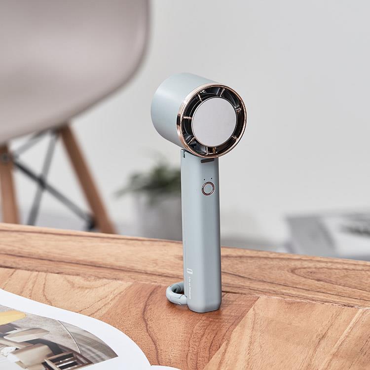 ペルチェ冷却機能ハンディファンカラビナ付 スモーキーブルー スモーキーブルー