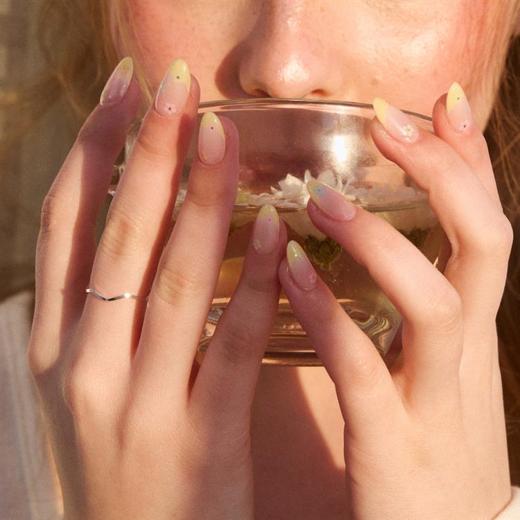 ネイルチップ デイジースプリンクル CMOV-028【数量限定】