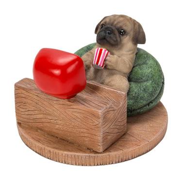 テレビを見るパグのスマホスタンド