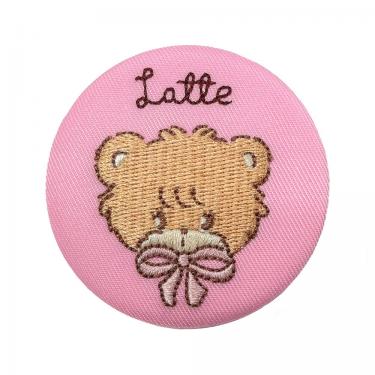 刺繍缶バッジ　ラテちゃん　ｍｉｋｋｏ　ｉｌｌｕｓｔｒａｔｉｏｎｓ
